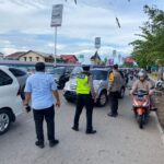 Kapolresta Pontianak, Kombes Pol Adhe Hariadi turut mengurai kemacetan lalu lintas di kaki Jembatan Kapuas 1, Senin (24/04/2023). (Foto: Jauhari)