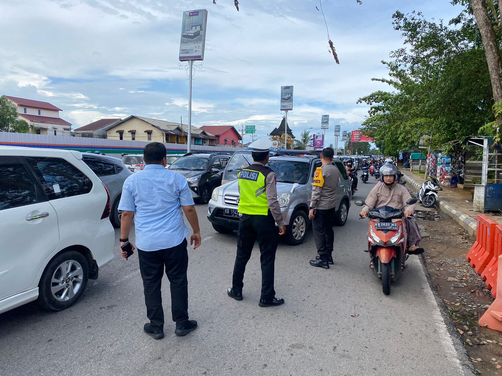 Kapolresta Pontianak, Kombes Pol Adhe Hariadi turut mengurai kemacetan lalu lintas di kaki Jembatan Kapuas 1, Senin (24/04/2023). (Foto: Jauhari)