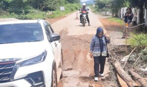 Anggota DPRD Kalbar, Yuliani Aloh melakukan monitoring perbaikan jalan provinsi di Kabupaten Kayong Utara, dari ruas jalan Siduk hingga Teluk Batang. (Foto: Santo)