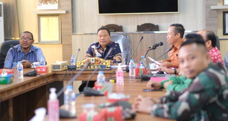 Sekda Kapuas Hulu, Mohd Zaini memimpin rapat penetapan kelulusan calon Paskibraka, di Ruang Rapat Kerja Bupati Kapuas Hulu, Kamis (28/04/2023). (Foto: Ishaq)