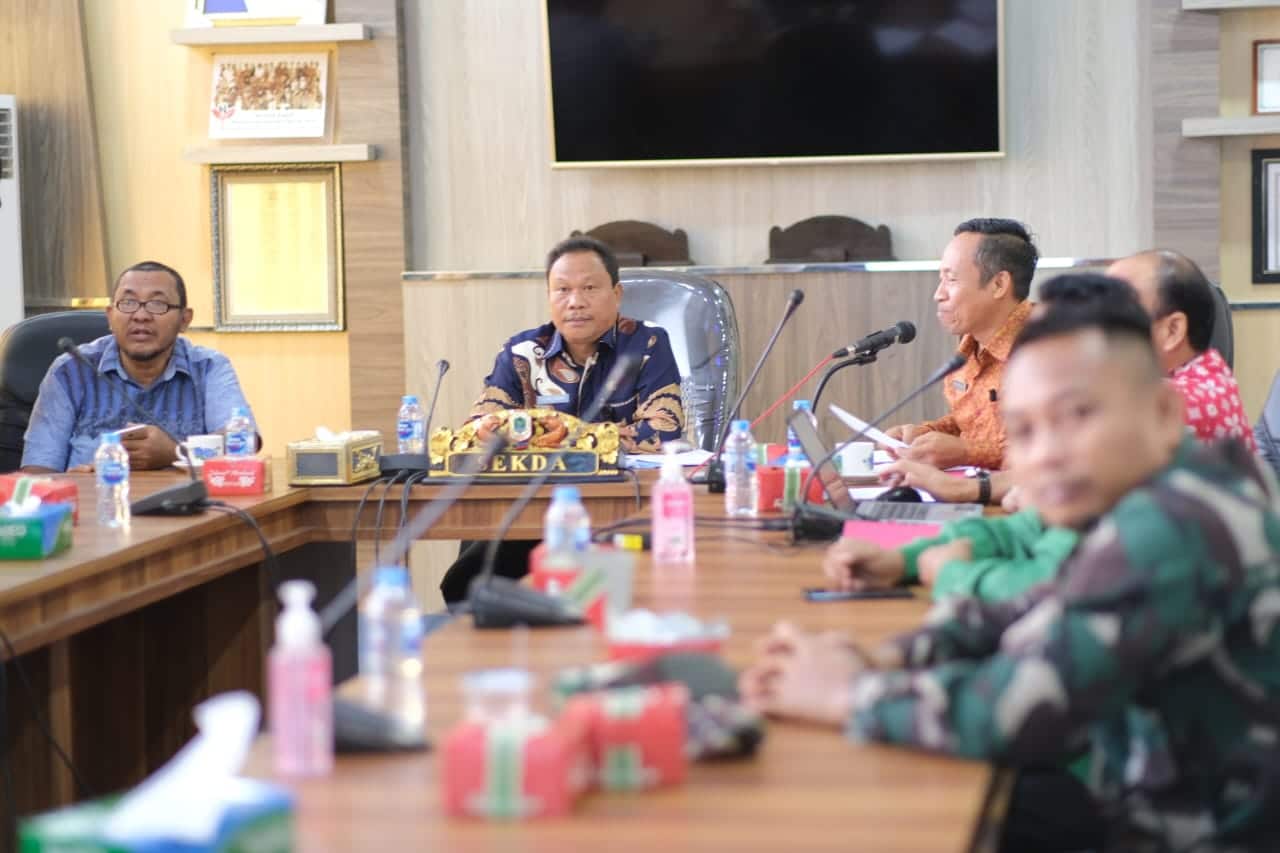 Sekda Kapuas Hulu, Mohd Zaini memimpin rapat penetapan kelulusan calon Paskibraka, di Ruang Rapat Kerja Bupati Kapuas Hulu, Kamis (28/04/2023). (Foto: Ishaq)