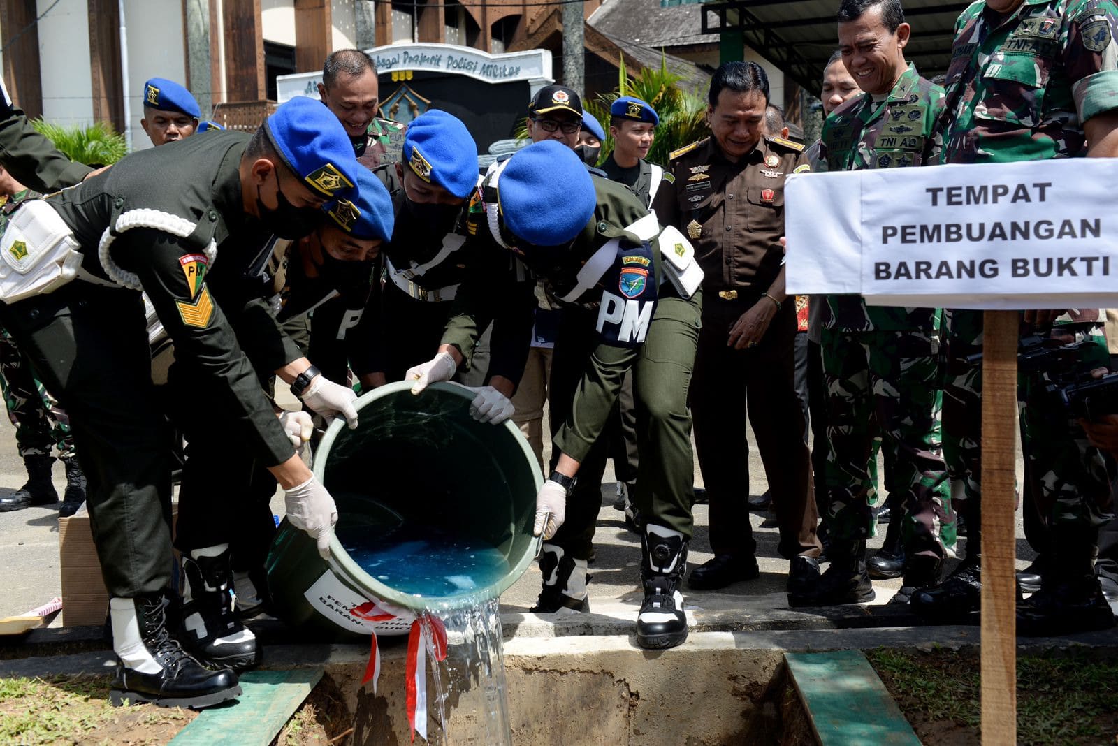 Proses pemusnahan sabu seberat 12,9 kilogram di halaman Mapomdam XII Tanjungpura, Jalan Rahadi Usman, Kecamatan Pontianak Kota. (Foto: Jauhari)