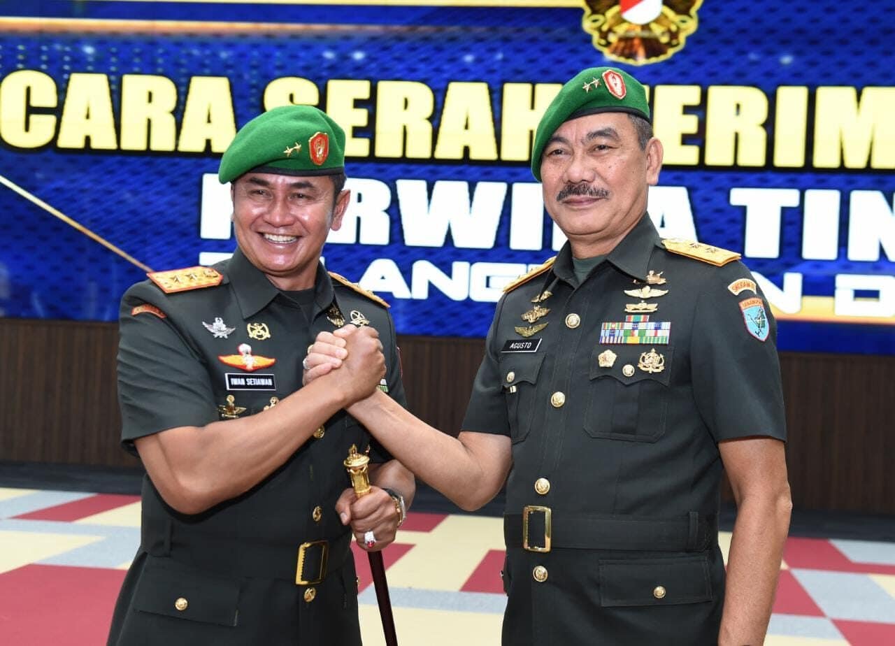 Mayjen TNI Iwan Setiawan (kiri) foto bersama Mayjen TNI Sulaiman Agusto. (Foto: Istimewa)