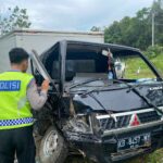 Petugas Polres Kubu Raya melakukan olah TKP pasca insiden kecelakaan. (Foto: Humas Polres Kubu Raya)