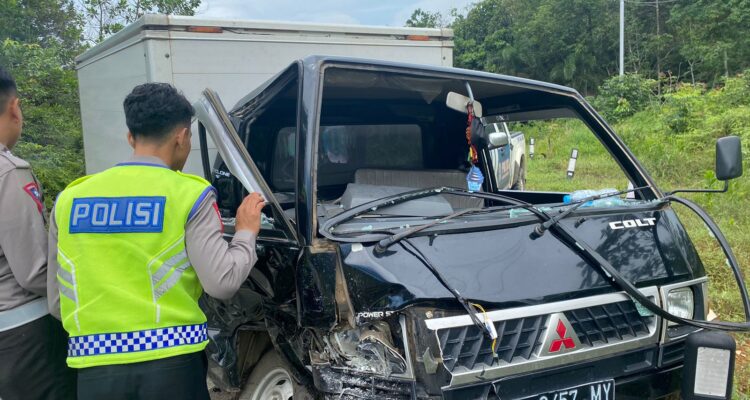 Petugas Polres Kubu Raya melakukan olah TKP pasca insiden kecelakaan. (Foto: Humas Polres Kubu Raya)