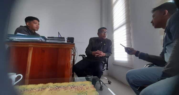 Kepala BKPSDM KKU, Jumadi memberikan keterangan pers kepada awak media di kantornya, Jumat (28/04/2023). (Foto: Santo)