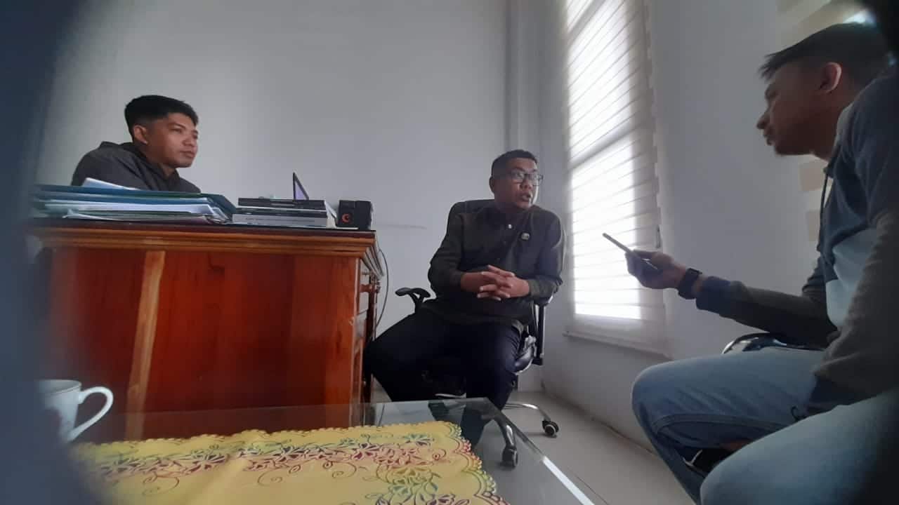 Kepala BKPSDM KKU, Jumadi memberikan keterangan pers kepada awak media di kantornya, Jumat (28/04/2023). (Foto: Santo)