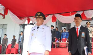 Wakil Bupati Kayong Utara, Effendi Ahmad menjadi inspektur upacara peringatan Hari Otonomi Daerah ke 27. (Foto: Prokopim)