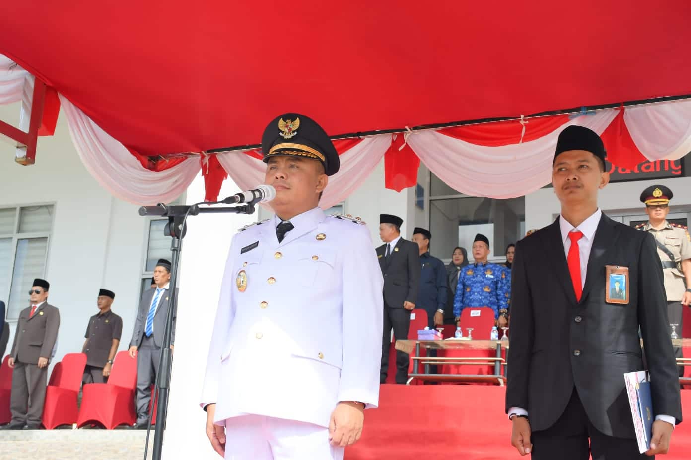 Wakil Bupati Kayong Utara, Effendi Ahmad menjadi inspektur upacara peringatan Hari Otonomi Daerah ke 27. (Foto: Prokopim)