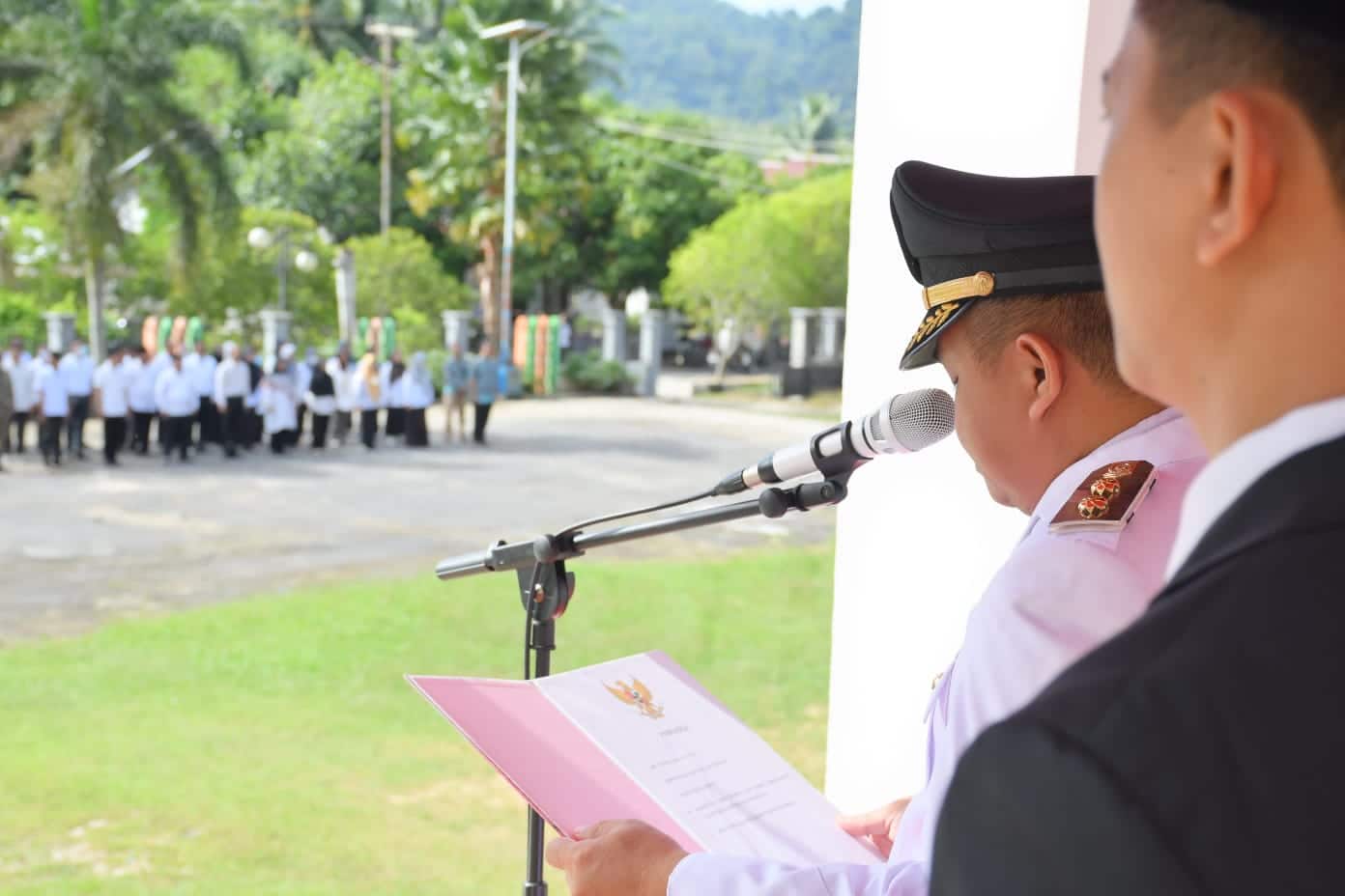 Wakil Bupati Kayong Utara, Effendi Ahmad membacakan amanat Gubernur Kalimantan Barat saat menjadi inspektur upacara pada peringatan Hari Otonomi Daerah ke 27. (Foto: Prokopim)