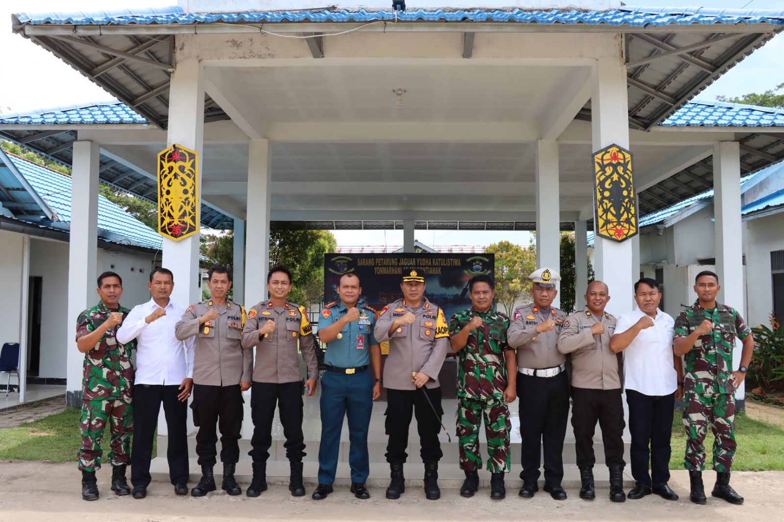 Kapolres Mempawah, AKBP Sudarsono bersama rombongan foto bersama Danyonmarhanlan XII, Letkol Marinir Tri Anto dan jajaran. (Foto: Polres Mempawah)
