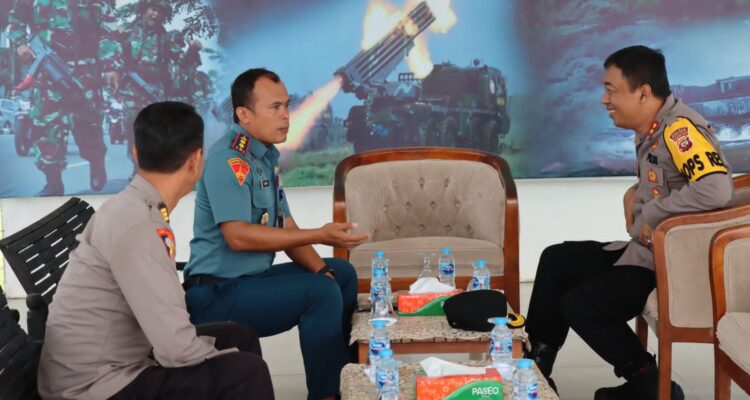 Kapolres Mempawah, AKBP Sudarsono berbincang bersama Danyonmarhanlan XII, Letkol Marinir Tri Anto. (Foto: Polres Mempawah)