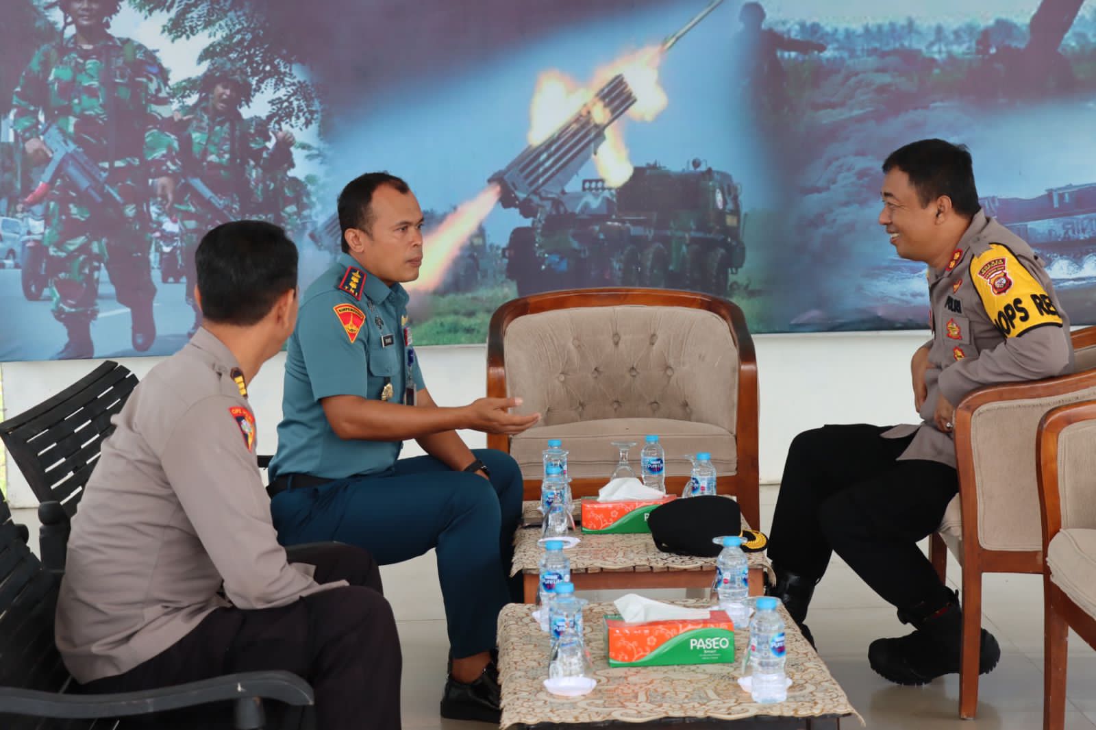 Kapolres Mempawah, AKBP Sudarsono berbincang bersama Danyonmarhanlan XII, Letkol Marinir Tri Anto. (Foto: Polres Mempawah)