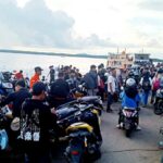 Penumpang memadati Pelabuhan Teluk Batang, Kabupaten Kayong Utara, Minggu (30/04/2022) sore. (Foto: Istimewa)