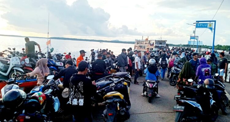 Penumpang memadati Pelabuhan Teluk Batang, Kabupaten Kayong Utara, Minggu (30/04/2022) sore. (Foto: Istimewa)