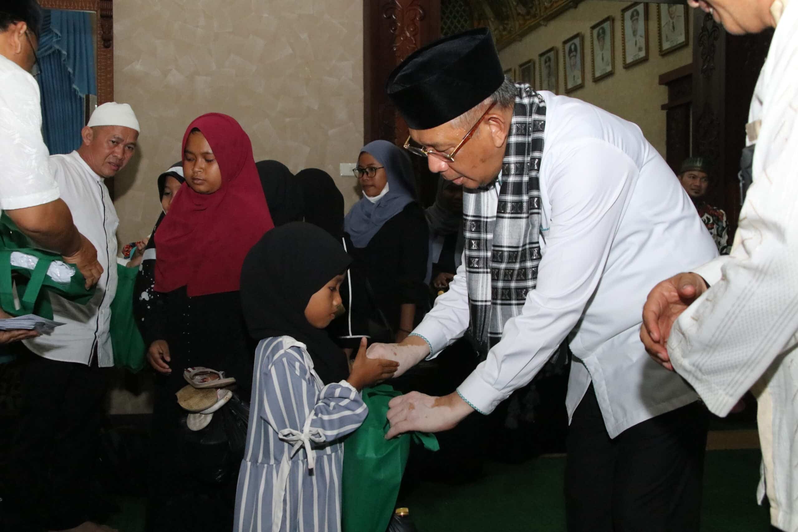 Gubernur Kalbar, Sutarmidji memberikan santunan kepada salah seorang anak yatim dalam acara buka puasa bersama di Pendopo Gubernur Kalbar, Kamis (06/04/2023). (Foto: Biro Adpim For KalbarOnline.com)