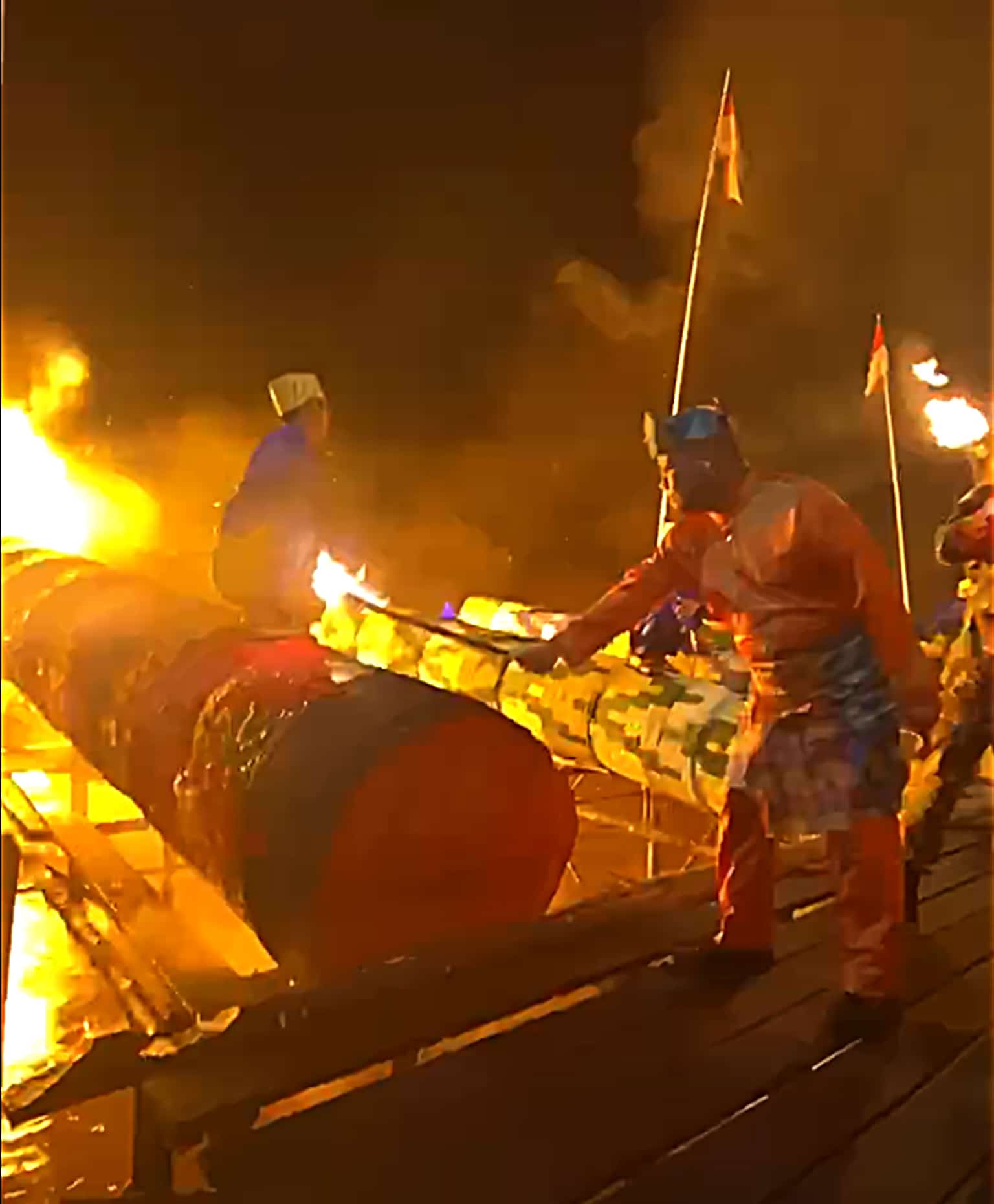 Sekda Kalbar Harisson saat menyulut meriam karbit pada acara pembukaan Festival Meriam Karbit 2023