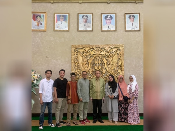 Sekretaris DPP POM Kalbar, Kusmayadi dan keluarga foto bersama Gubernur Sutarmidji di momen open house yang digelar Gubernur Kalbar di Pendopo Gubernur