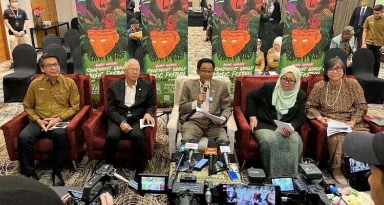 menteri pariwisata Sarawak, Dato Abdul Karim Rahman Hamzah saat konferensi pers launching Rainforest World Music Festival 2023