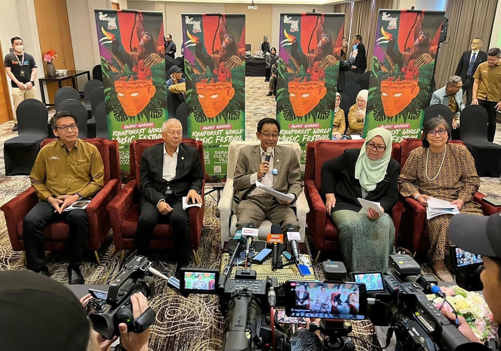menteri pariwisata Sarawak, Dato Abdul Karim Rahman Hamzah saat konferensi pers launching Rainforest World Music Festival 2023
