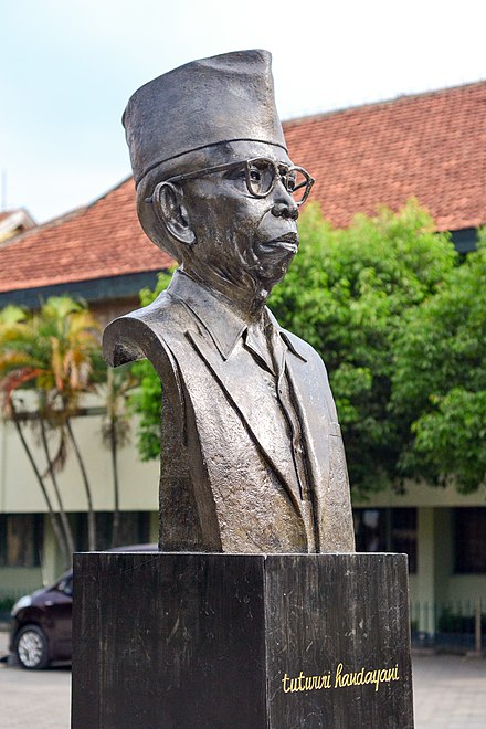 Patung Ki Hadjar Dewantara di depan Sekolah Tamansiswa. (Foto: Wikiwand/Istimewa)