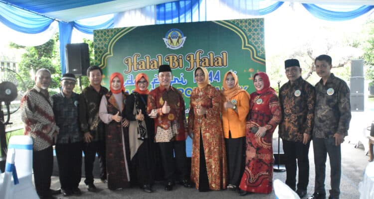 Wakil Gubernur Kalimantan Barat, Ria Norsan didampingi istrinya Erlina menghadiri acara halal bihalal dan silaturahmi Forum Komunikasi Alumni SMA Negeri 4 Pontianak, Sabtu (20/05/2023). (Foto: Biro Adpim For KalbarOnline.com)