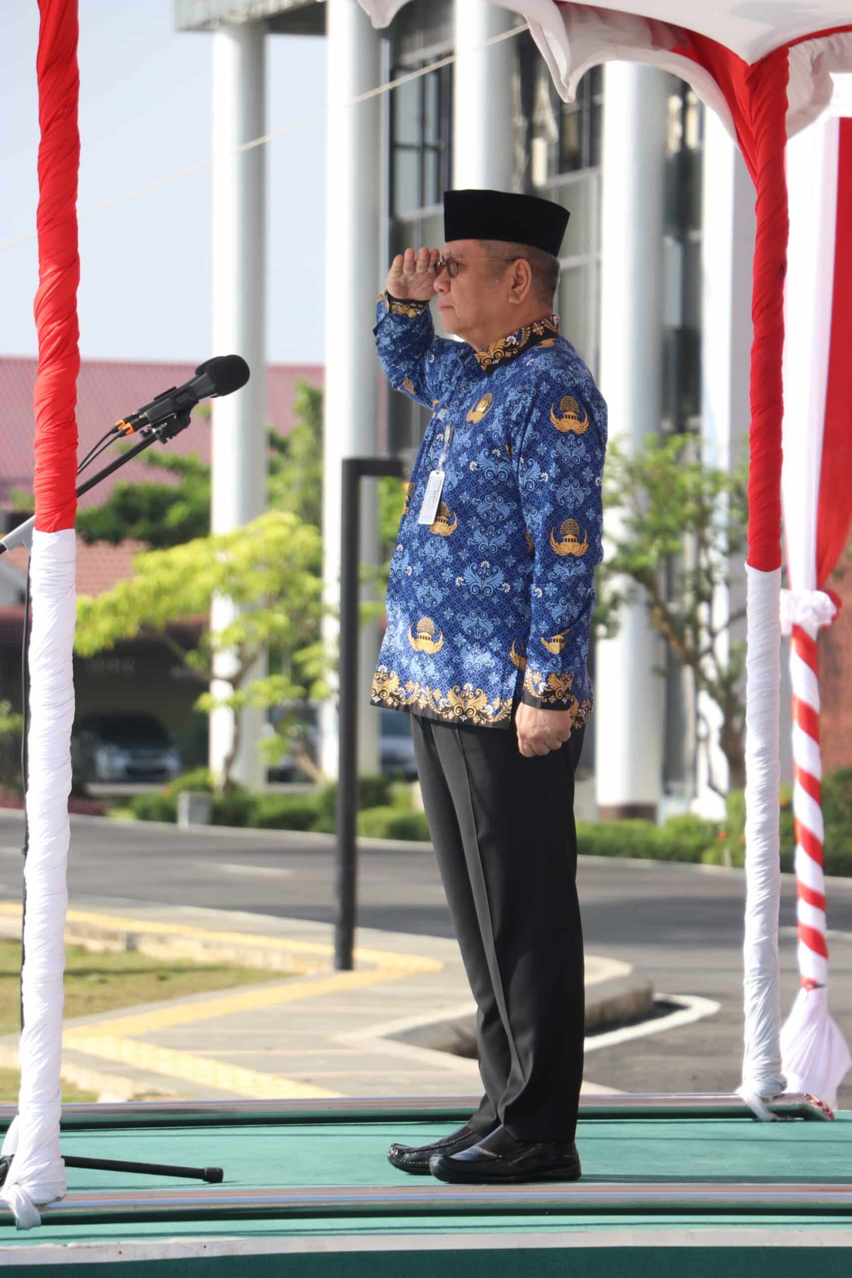 Sekretaris Daerah Provinsi Kalbar, Harisson menjadi inspektur upacara pada Hari Peringatan ke-115 Tahun Harkitnas Tahun 2023, di Halaman Kantor Gubernur Kalimantan Barat,  Senin (22/05/2023). (Foto: Biro Adpim For KalbarOnline.com)
