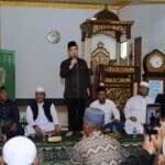 Wagub Kalbar, Ria Norsan memberikan kata sambutan dalam acara halal bihalal Idul Fitri 1444 Hijriyah di Masjid Babussalam, Desa Rasau Jaya 2, Kubu Raya, Minggu (14/05/2023). (Foto: Biro Adpim For KalbarOnline.com)