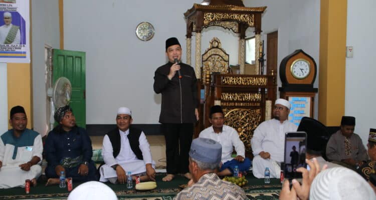 Wagub Kalbar, Ria Norsan memberikan kata sambutan dalam acara halal bihalal Idul Fitri 1444 Hijriyah di Masjid Babussalam, Desa Rasau Jaya 2, Kubu Raya, Minggu (14/05/2023). (Foto: Biro Adpim For KalbarOnline.com)