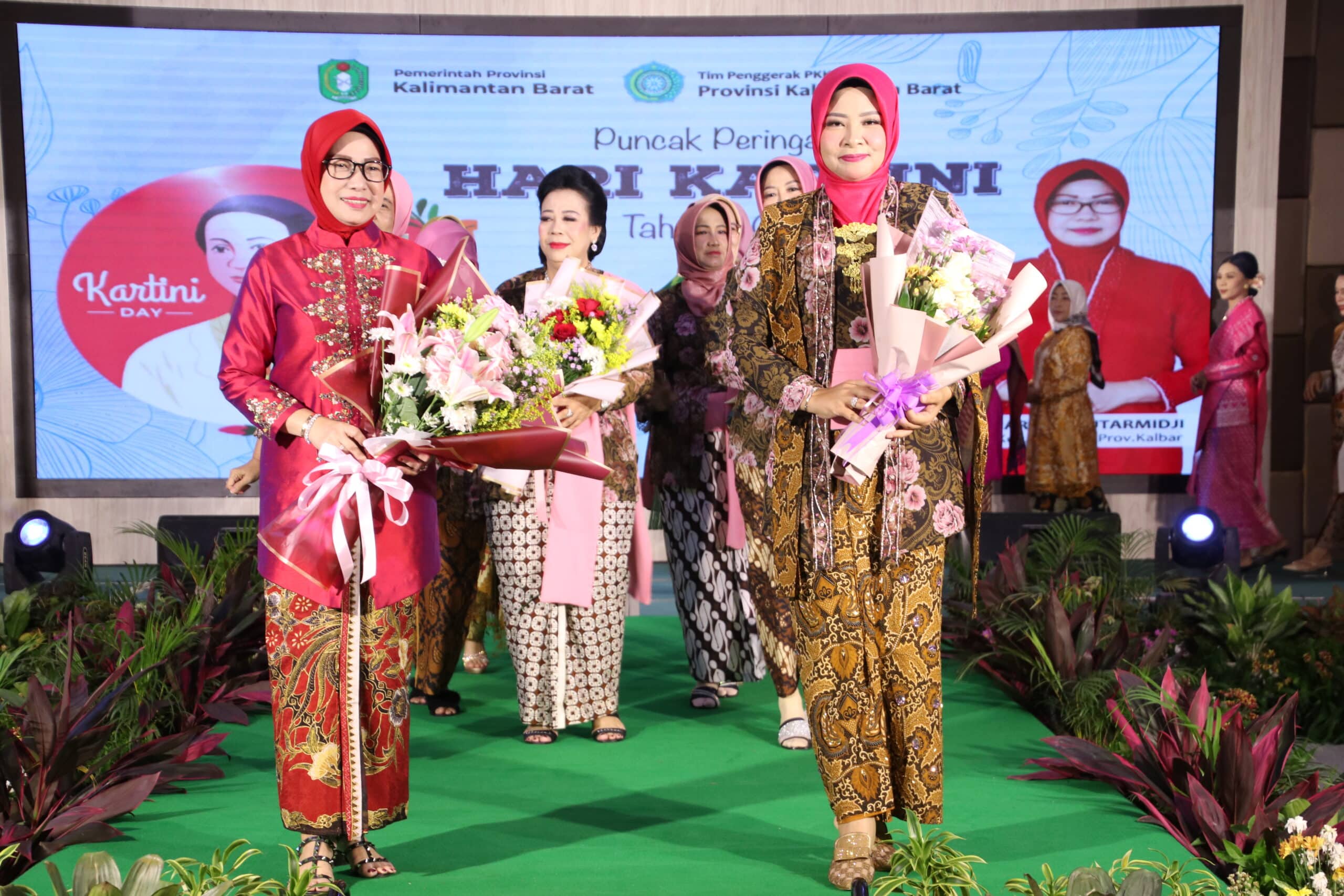 Fashion show dalam rangka peringatan Hari Kartini Tahun 2023 di Provinsi Kalbar. (Foto: Biro Adpim For KalbarOnline.com)