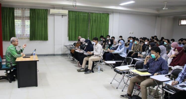 Sekda Kalbar, Harisson memberikan kuliah umum kepada para mahasiswa Fakultas Kedokteran (FK) Untan Pontianak. (Foto: Biro Adpim For KalbarOnline.com)