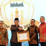 Direktur Bank Kalbar Rokidi menerima penghargaan Excellent For The Financial Performance During September 2021–2022 dari Majalah Infobank Top BUMD 2023