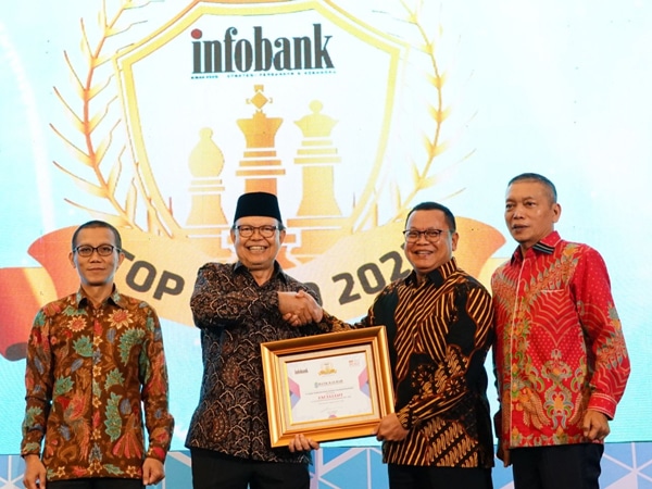 Direktur Bank Kalbar Rokidi menerima penghargaan Excellent For The Financial Performance During September 2021–2022 dari Majalah Infobank Top BUMD 2023