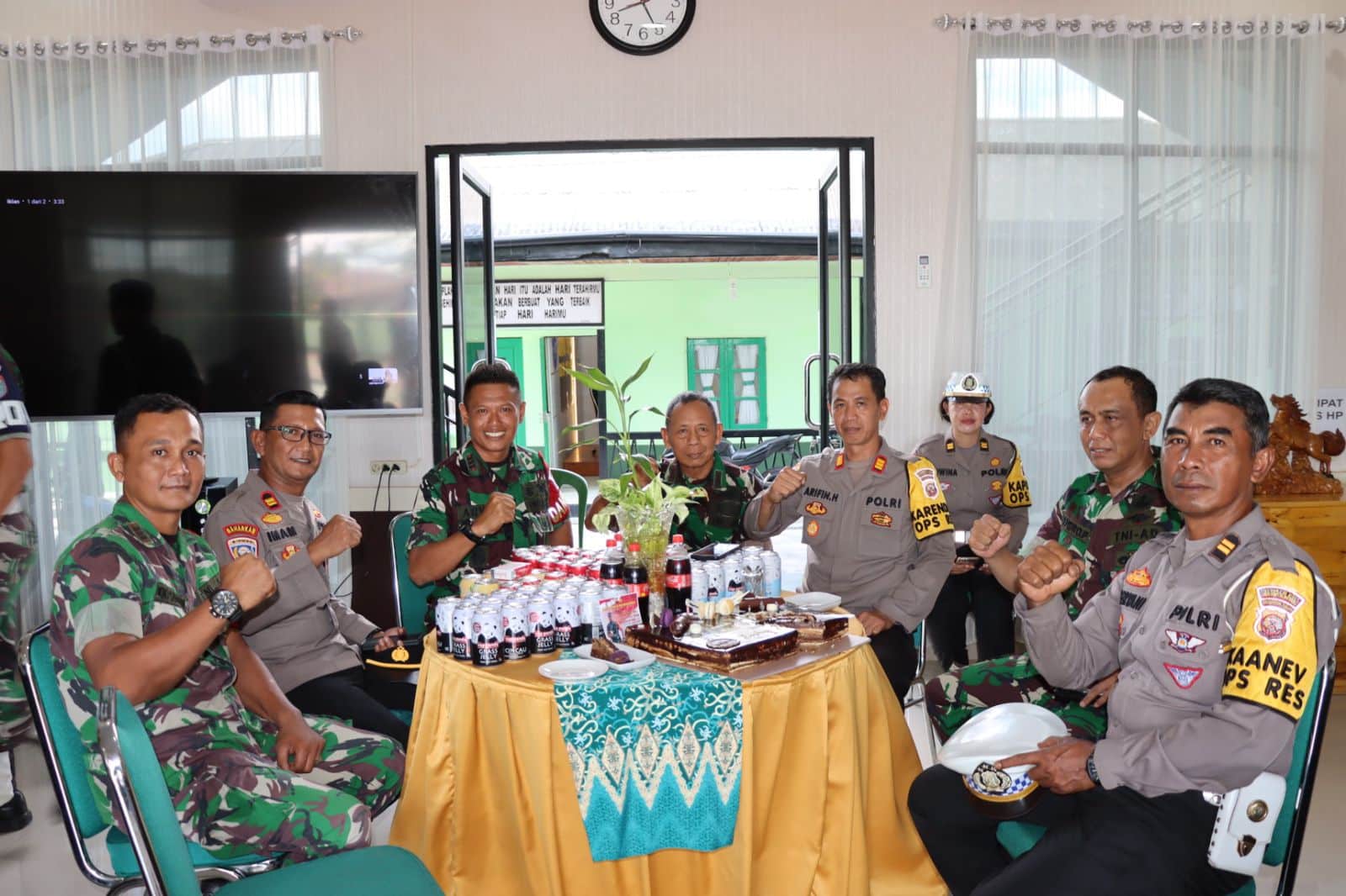 Silaturahmi dan ramah tamah Kapolres Mempawah, AKBP Sudarsono bersama Dandim 1201/Mph, Letkol Inf Daru Cahyo Alam di Makodim 1201/Mph. (Foto: Polres Mempawah)