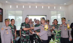 Kapolres Mempawah, AKBP Sudarsono turut mengucapkan selamat hari ulang tahun ke-45 kepada Dandim 1201/Mph, Letkol Inf Daru Cahyo Alam. (Foto: Polres Mempawah)