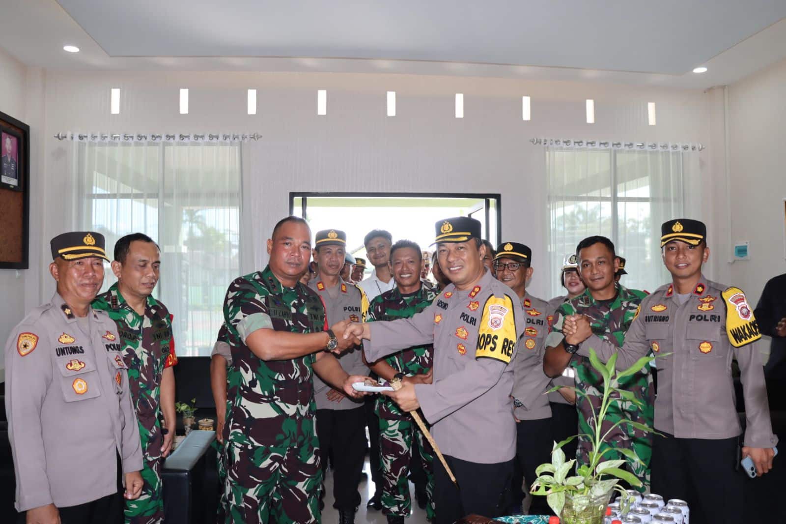 Kapolres Mempawah, AKBP Sudarsono turut mengucapkan selamat hari ulang tahun ke-45 kepada Dandim 1201/Mph, Letkol Inf Daru Cahyo Alam. (Foto: Polres Mempawah)