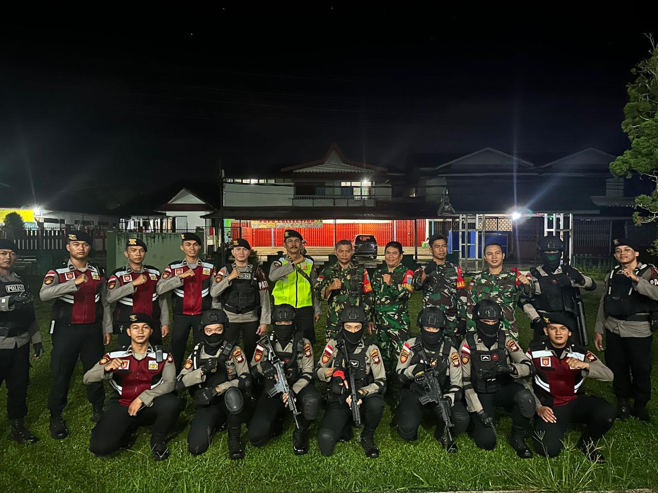 Foto bersama tim Patroli Gabungan Sinergitas TNI-Polri dalam rangka memonitoring sitkamtibmas pasca perayaan Idul Fitri 1444 H/2023 M dan persiapan memperingati Hari Buruh (May Day) di Kapuas Hulu. (Foto: Ishaq)