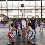 Wali Kota Pontianak, Edi Rusdi Kamtono melempar bola basket menandai dimulainya Veteran Basketball dan Basket Usia Dini 2023. (Foto: Prokopim For KalbarOnline.com)