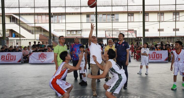 Wali Kota Pontianak, Edi Rusdi Kamtono melempar bola basket menandai dimulainya Veteran Basketball dan Basket Usia Dini 2023. (Foto: Prokopim For KalbarOnline.com)