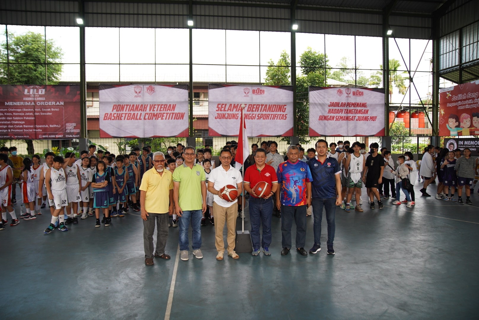 Foto bersama usai dibukanya Veteran Basketball dan Basket Usia Dini 2023. (Foto: Prokopim For KalbarOnline.com)