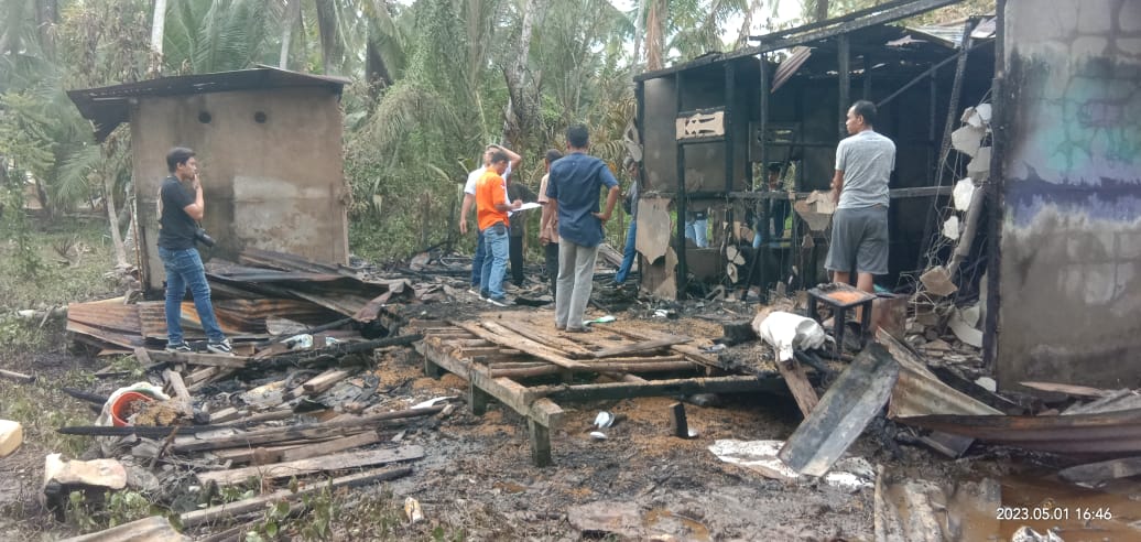 Petugas kepolisian melakukan olah TKP rumah Musa dan Rahmah pasca insiden kebakaran. (Foto: Polres Mempawah)