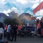 Partai Buruh dan organisasi serikat pekerja FSPMI serta KSPI Ketapang berpawai keliling Kota Ketapang, dalam rangka memperingati Hari Buruh Internasional atau May Day, Senin (01/05/2023). (Foto: Adi LC)