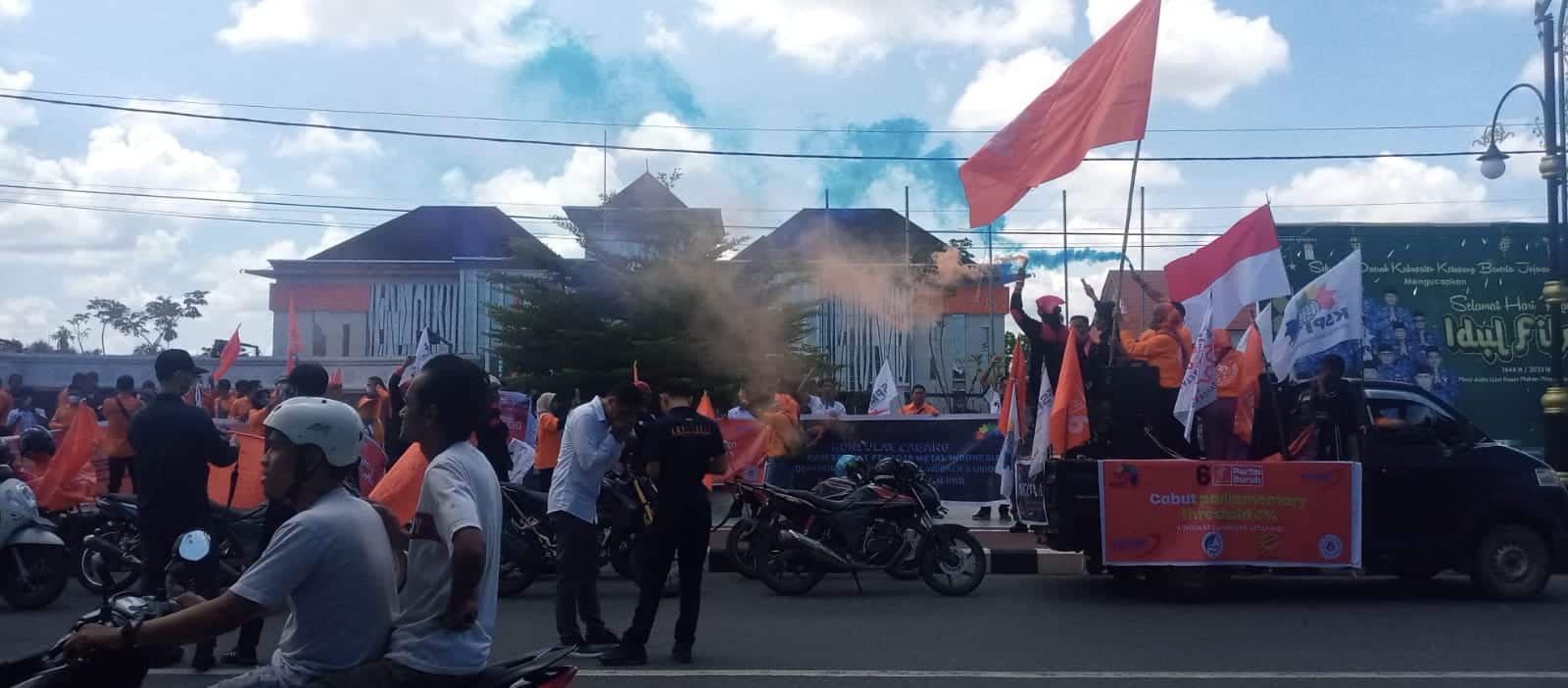 Partai Buruh dan organisasi serikat pekerja FSPMI serta KSPI Ketapang berpawai keliling Kota Ketapang, dalam rangka memperingati Hari Buruh Internasional atau May Day, Senin (01/05/2023). (Foto: Adi LC)