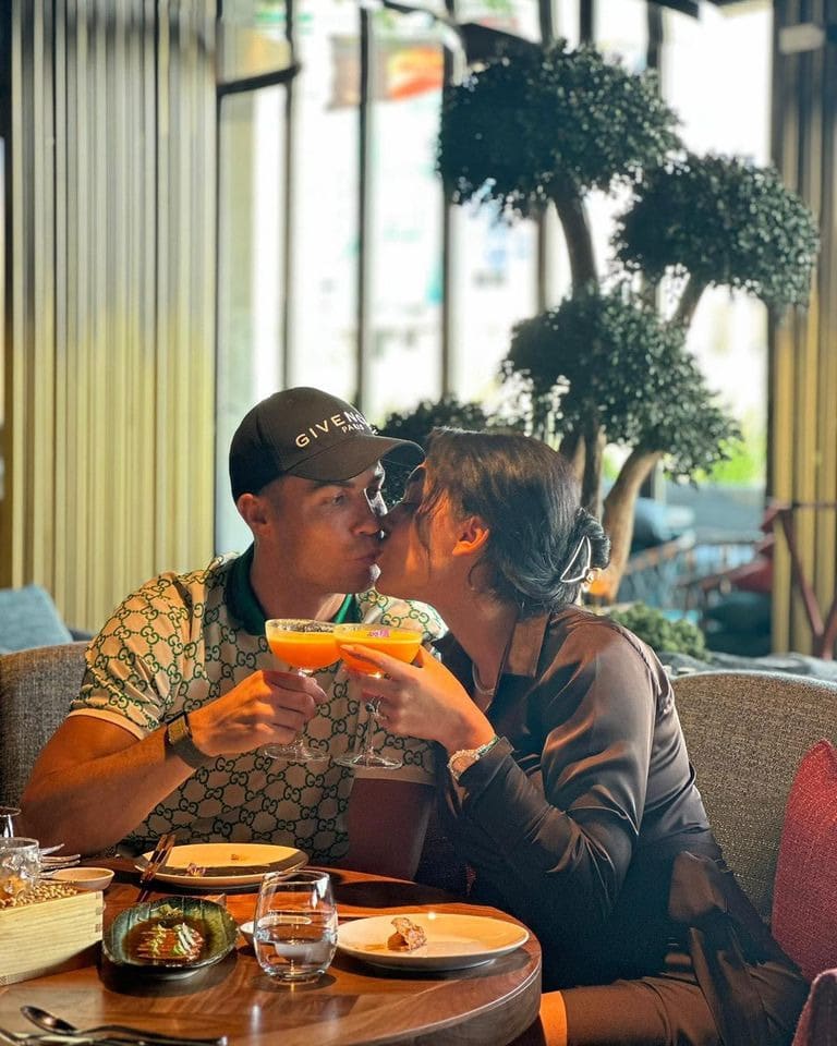 Foto CR7 sedang berciuman dengan Georgina Rodriguez. (Foto: Istimewa)