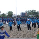 Gubernur Kalbar, Sutarmidji bersama Forkopimda dan ribuan peserta lainnya menari Profil Pelajar Pancasila pada puncak peringatan Hardiknas, Selasa (02/05/2024). (Foto: Jauhari)