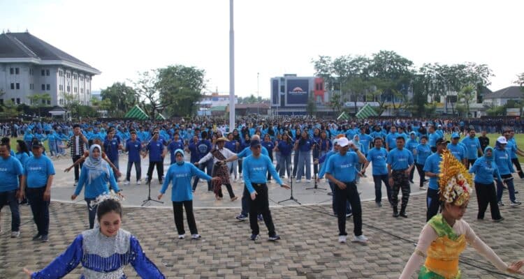 Gubernur Kalbar, Sutarmidji bersama Forkopimda dan ribuan peserta lainnya menari Profil Pelajar Pancasila pada puncak peringatan Hardiknas, Selasa (02/05/2024). (Foto: Jauhari)