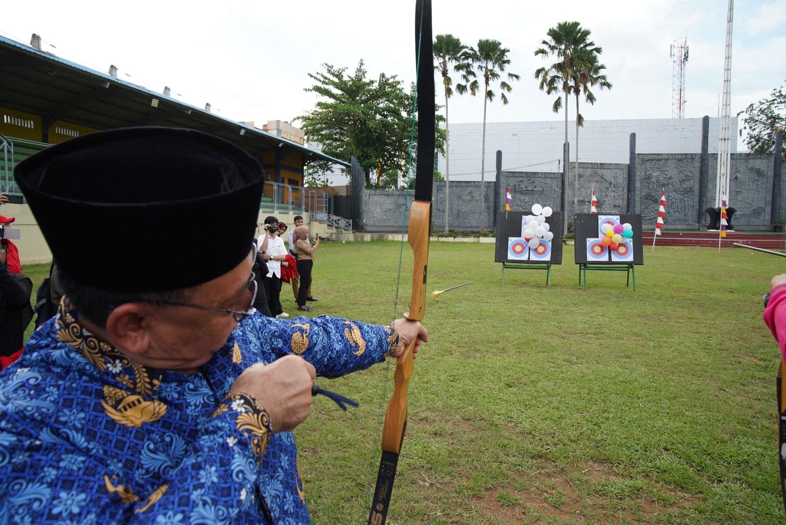 Wali Kota Pontianak, Edi Rusdi Kamtono meluncurkan anak panah menandai dimulainya Popda Kota Pontianak. (Foto: Kominfo/Prokopim For KalbarOnline.com)