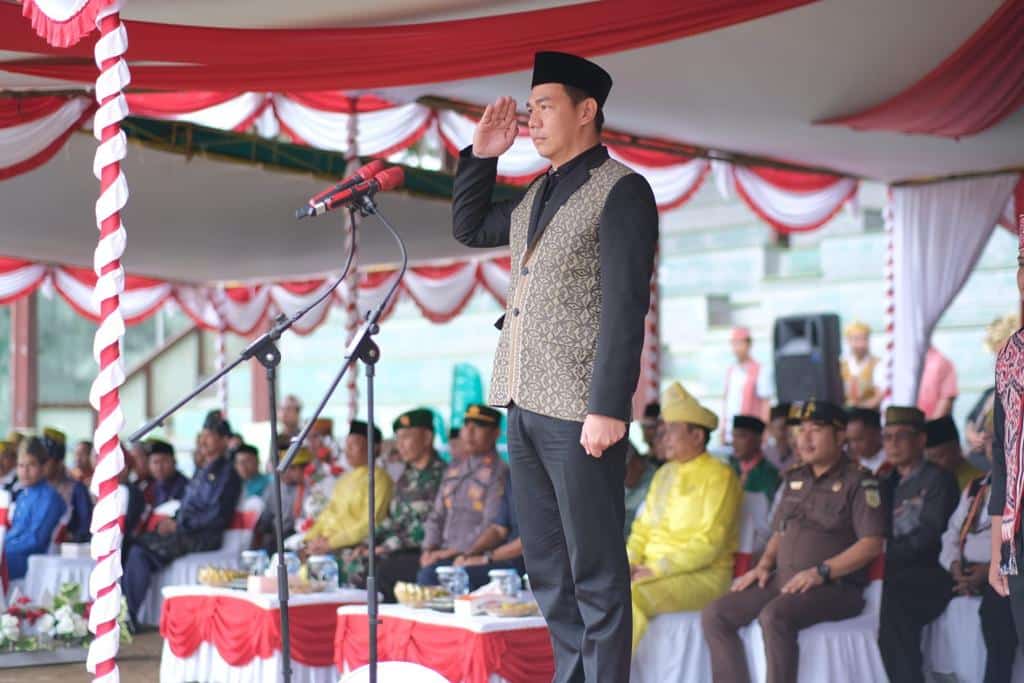 Bupati Kapuas Hulu, Fransiskus Diaan memimpin apel peringatan Hardiknas di Gor Uncak Kapuas Putussibau, Selasa (02/05/2023). (Foto: Ishaq)