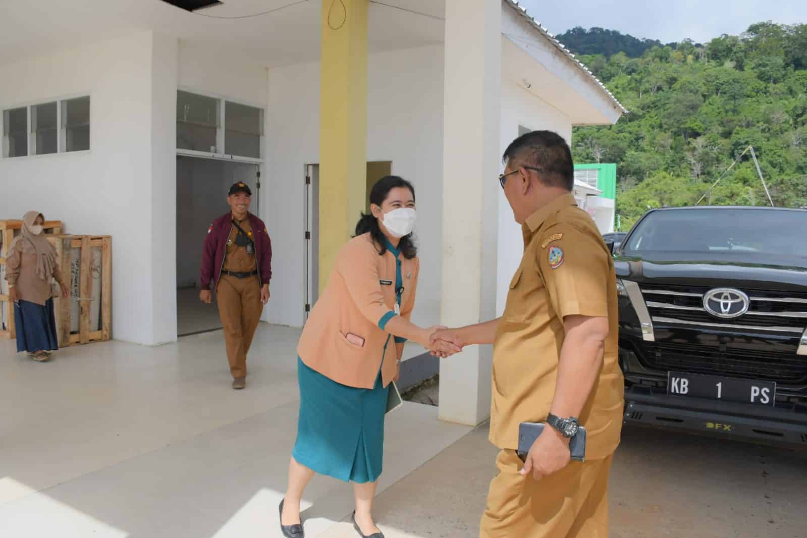 Bupati Kayong Utara, Citra Duani melakukan inspeksi mendadak (sidak) terhadap pelayanan OPD. (Foto: Prokopim)