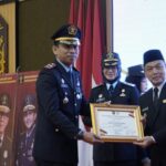 Wakil Gubernur Kalimantan Barat, Ria Norsan menyerahkan penghargaan kepada Kepala Lembaga Pemasyarakatan (Kalapas) Kelas IIB Ketapang, Ali Imran. (Foto: Adi LC)